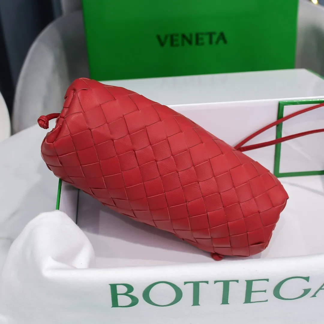 BV cloud bag is in stock, coarse weave, large plaid weave, the pouch cloud bag. Needless to say, this year's most popular bag is not without its reason. The minimalist and slightly wrinkled design is both advanced and a bit lazy. After the new designer came, he directly changed it to a large weave and became super young. It also has a touch of fashion. You must buy it. This year's must-have bag. Size: 22×12×7cm. Real shot ❤️